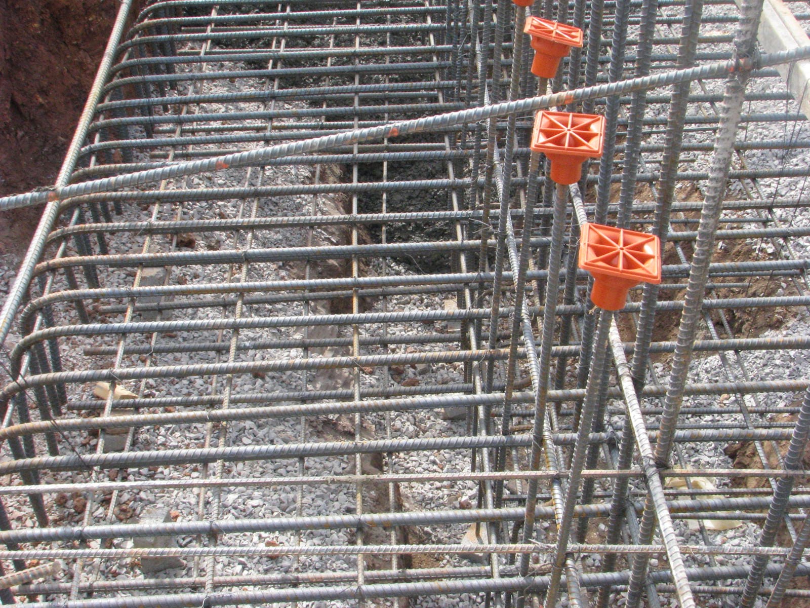 A bunch of metal rods that are under construction.